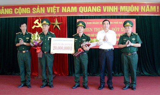 Ông Lê Trung Chinh (áo trắng) - Phó Chủ tịch  UBND TP Đà Nẵng trao khen thưởng cho lực lượng Bộ đội biên phòng. ảnh: H.Vinh