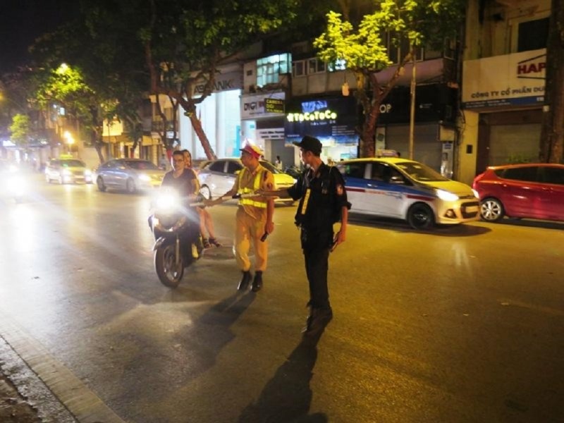 Một trường hợp bật đèn pha trong đô thị bị xử lý. Ảnh: PV