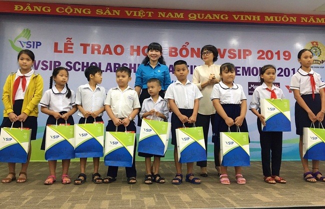 Trao học bổng cho các em học sinh.