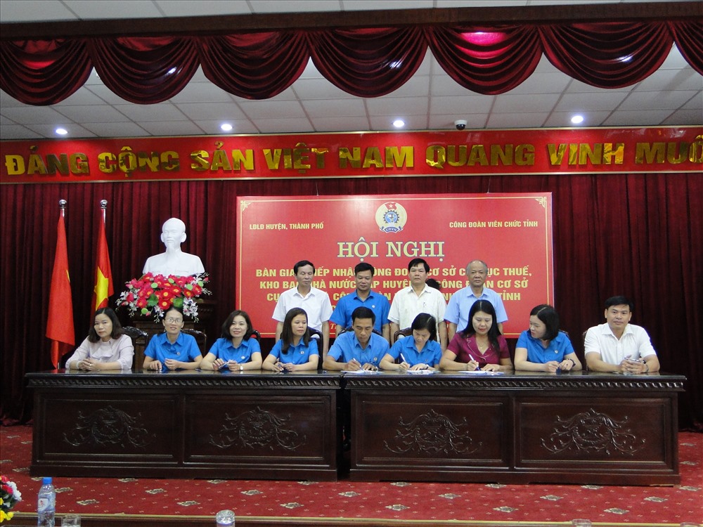 Đại diện các LĐLĐ huyện ,thành phố, Công đoàn Viên chức tỉnh ký bàn giao và tiếp nhận các CĐCS và đoàn viên. Ảnh: Bá Mạnh