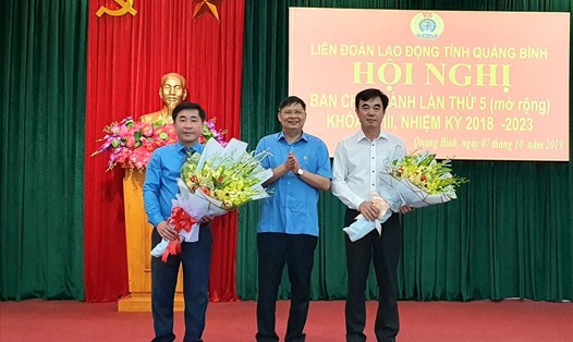 Phó Chủ tịch Tổng LĐLĐ VN Phan Văn Anh tặng hoa chúc mừng ông Nguyễn Lương Bình và ông Phạm Quang Long. Ảnh: Lê Phi Long