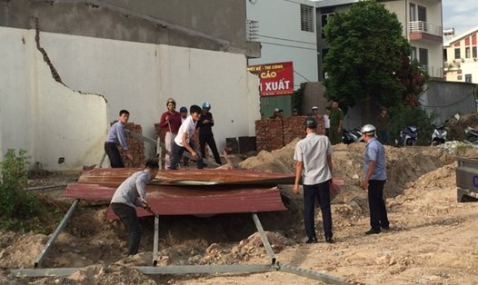 Lực lượng chức năng phường Đằng Hải tổ chức tháo dỡ mái tôn bị các đối tượng dựng lên để chiếm đất chiều ngày 7.10 - ảnh HH