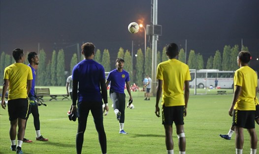 ĐT Malaysia chủ yếu tập khởi động với các bài tập nhẹ, chuyền bóng theo nhóm.