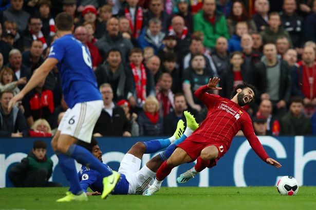 Salah gặp chấn thương trong trận gặp Leicester City.
