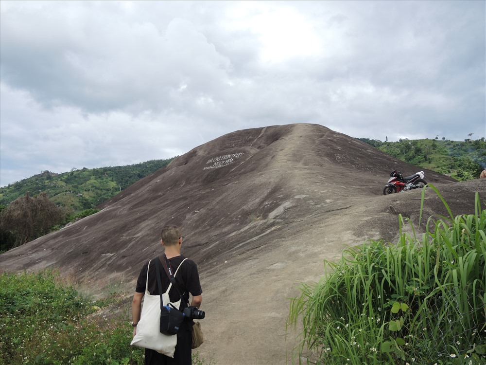 Đá voi Mẹ - hòn đá nguyên khối lớn nhất Việt nam có hình thù một con voi đang nằm (ảnh K.Q)