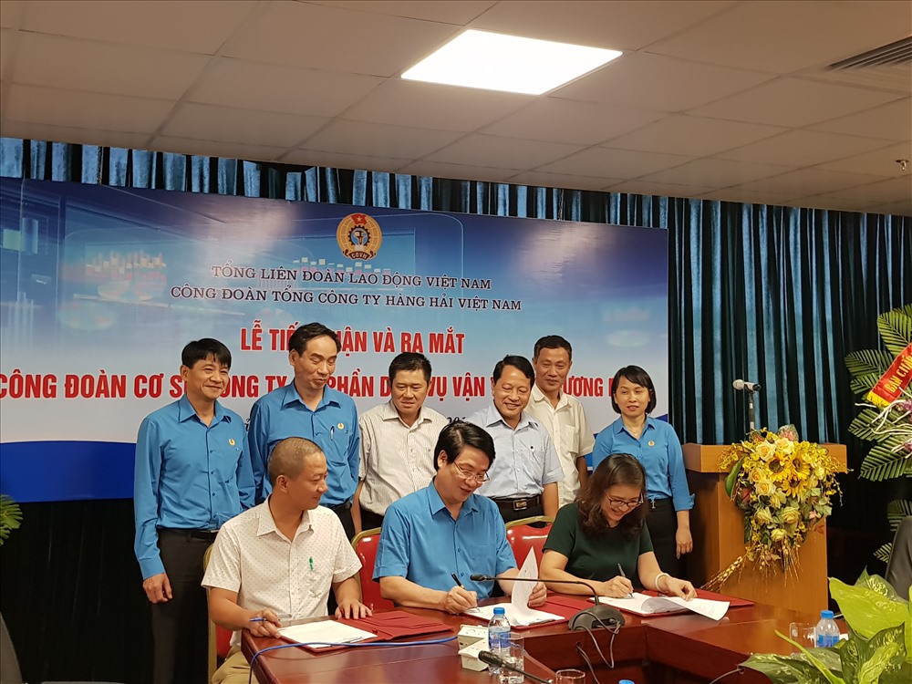 Quang cảnh lễ ký kết tiếp nhận CĐ Cty Transco. Ảnh: L.V.T