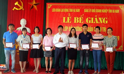 Đồng chí Trịnh Văn Bừng - Chủ tịch Liên đoàn Lao động tỉnh Hà Nam trao Giấy chứng nhận cho các học viên.