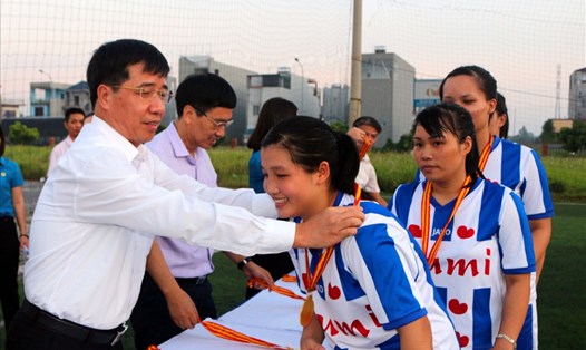 Đồng chí Trịnh Văn Bừng - Chủ tịch Liên đoàn Lao động tỉnh - trao huy chương cho đội vô địch nội dung bóng đá nữ.