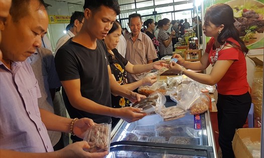 Người tiêu dùng tham quan, mua hải sản tại các gian hàng trong hội chợ. Ảnh: Kh.V