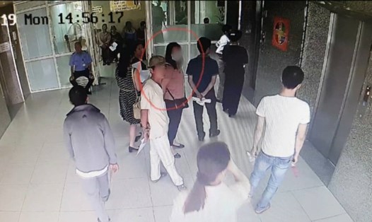 Nghi phạm thực hiện vụ trộm (áo trắng) tại bệnh viện Việt Đức. Ảnh: Trích từ camera giám sát của bệnh viện.