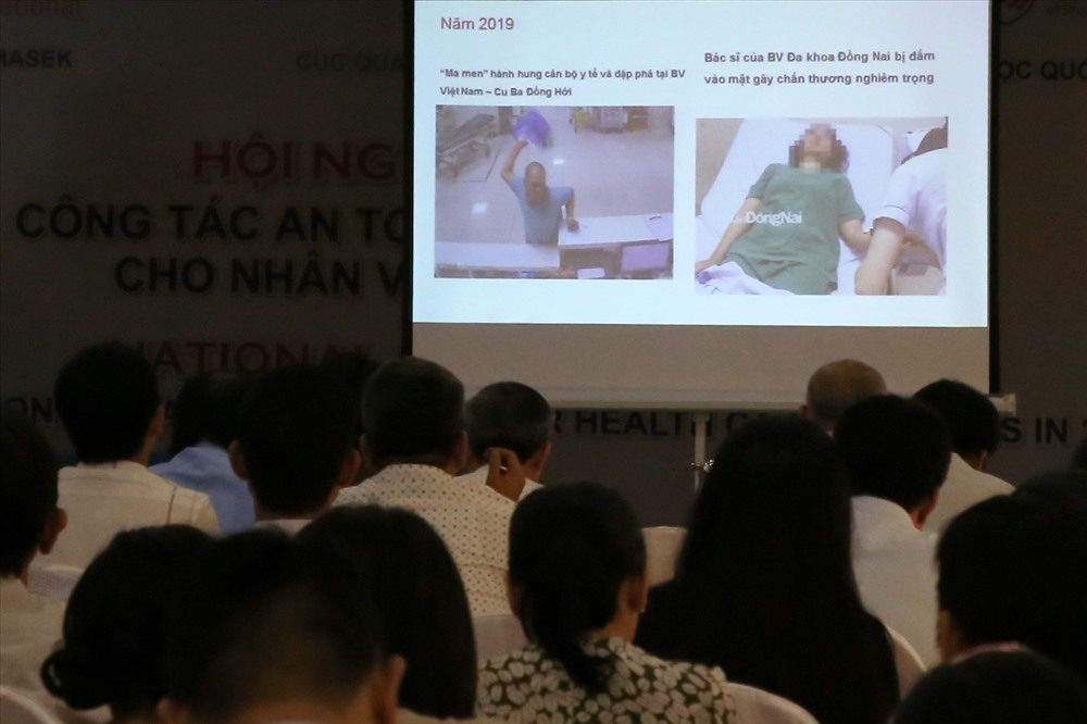 Hình ảnh một vụ bạo hành y tế được trình chiếu tại hội nghị tổng kết chương trình “Nâng cao năng lực Y tế lao động tại Việt Nam". Ảnh: HT.