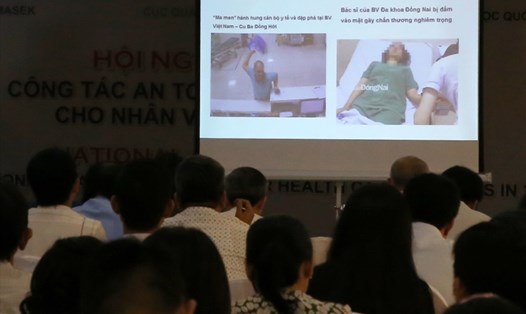 Hình ảnh một vụ bạo hành y tế được trình chiếu tại hội nghị tổng kết chương trình “Nâng cao năng lực Y tế lao động tại Việt Nam". Ảnh: HT.