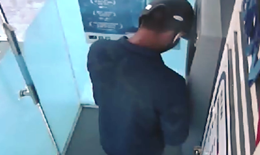 Đối tượng đang lắp thiết bị thu thập trộm dữ liệu thẻ ATM tại cột ATM Ngân hàng BIDV chi nhánh Hà Tĩnh. Ảnh cắt từ clip camera an ninh của Ngân hàng