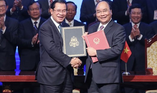 Thủ tướng Nguyễn Xuân Phúc và Thủ tướng Campuchia Hun Sen ký kết văn kiện pháp lý về phân giới cắm mốc biên giới trên đất liền giữa hai nước. Ảnh: SƠN TÙNG
