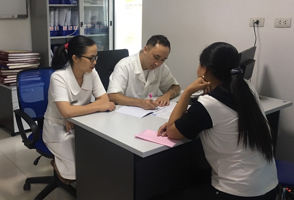 Bác sĩ Thắng (ở giữa) tư vấn cho bệnh nhân. Ảnh: L.Q