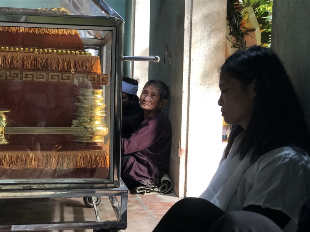 Mẹ già 86 tuổi và vợ anh Soái đau đớn trong đám tang anh Soái. Ảnh: BVCC