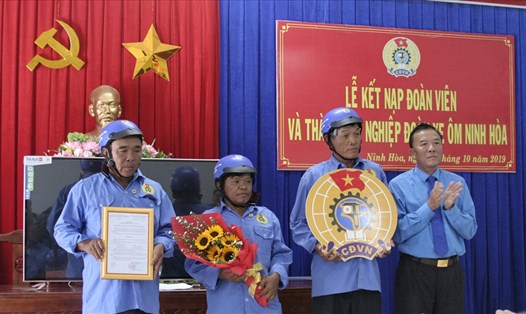 Lãnh đạo LĐLĐ Thị xã trao quyết định và logo công đoàn cho ban chấp hành lâm thời nghiệp đoàn xe ôm Ninh Hòa. Ảnh: Phương Linh