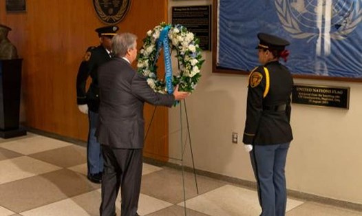 Tổng thư ký Liên Hợp Quốc Antonio Guterres đặt hoa tưởng niệm cựu Tổng thư ký Dag Hammarskjold tại trụ sở Liên Hợp Quốc. Ảnh: Shutterstock