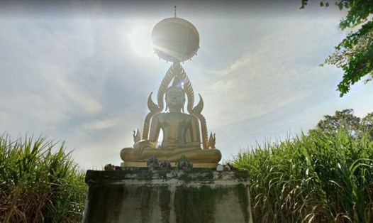 Tượng Phật trên đồi Khao Kala ở "thành phố thiên đường", nơi dân Thái đổ xô đến để nói chuyện với người ngoài hành tinh. Ảnh: Google Maps Satellite