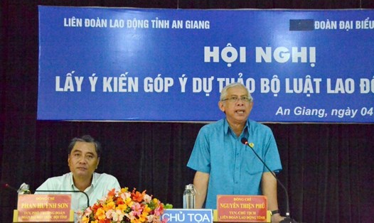 Chủ tịch LĐLĐ An Giang Nguyễn Thiện Phú phát biểu tại hội nghị.