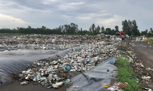 Một góc khu chôn lấp rác tạm 5 ha ở Hậu Giang.