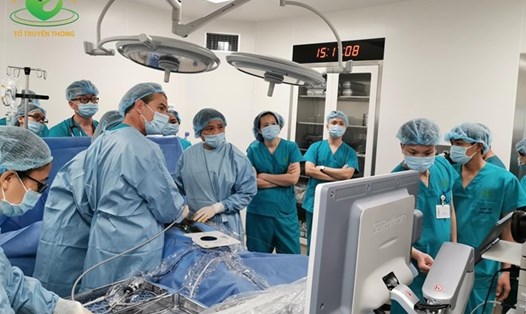 Các y bác sĩ thực hiện kỹ thuật can thiệp bào thai trong hệ thống phòng mổ hiện đại bậc nhất. Ảnh: T.L
