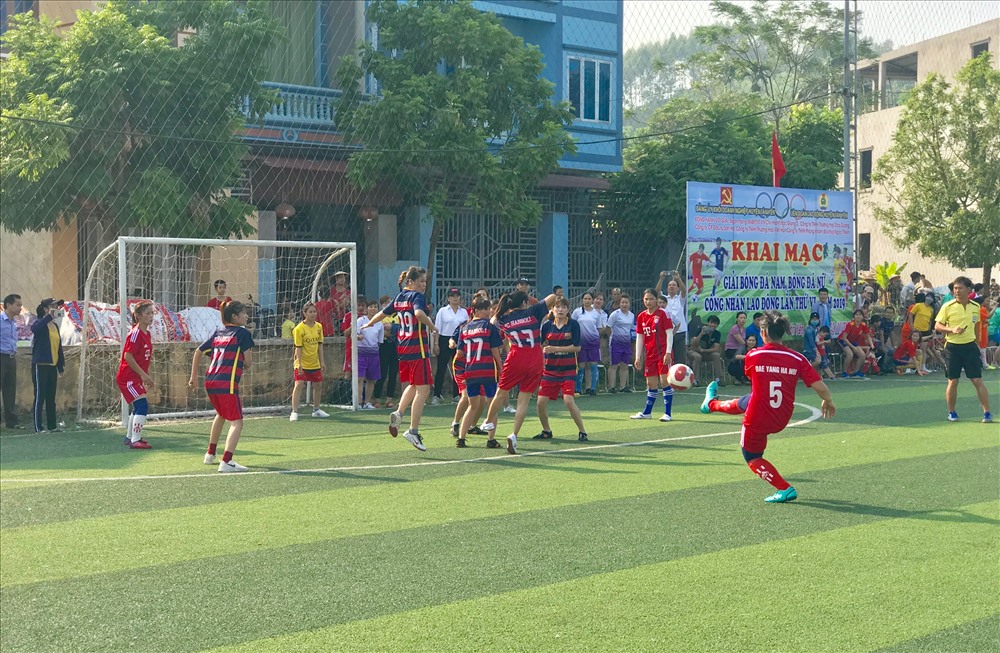 Vận động viên đội bóng đá nữ Công ty Daeyang và Công ty Hasoil Vina tham gia thi đấu
