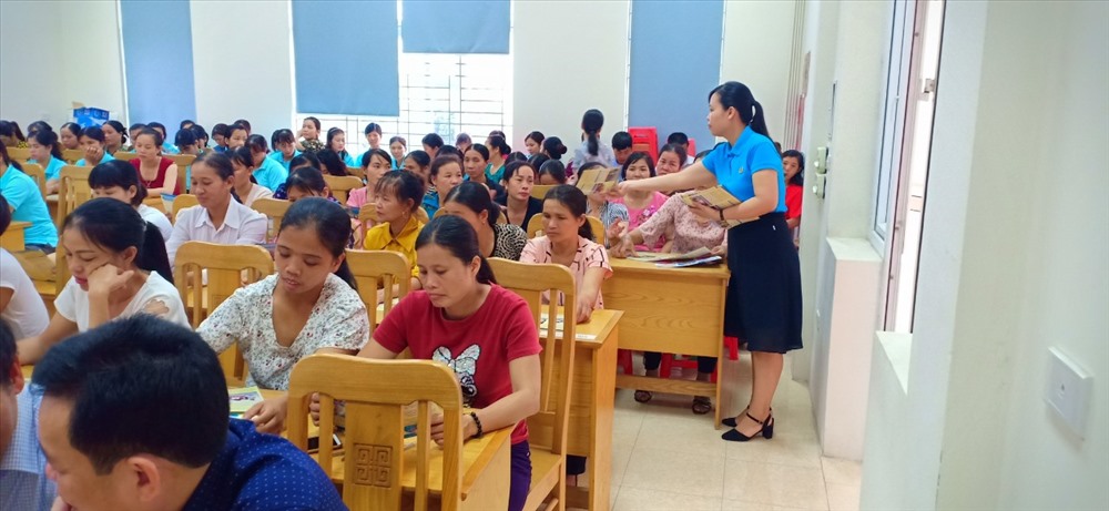 Công nhân lao động Công ty Đô thị Bắc Giang nhận tờ rơi tuyên truyền.