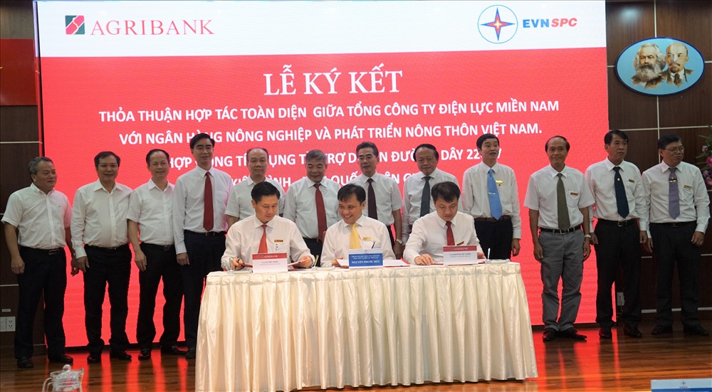 EVNSPC và Agribank ký hợp đồng tín dụng tài trợ thực hiện Dự án đường dây 220kV Kiên Bình - Phú Quốc. Ảnh: Đình Hoàng