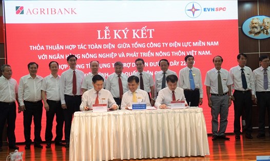 EVNSPC và Agribank ký hợp đồng tín dụng tài trợ thực hiện Dự án đường dây 220kV Kiên Bình - Phú Quốc. Ảnh: Đình Hoàng