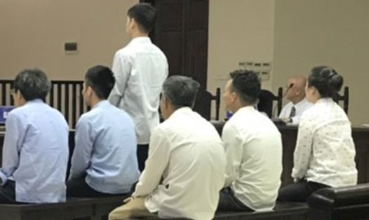 Đỗ Thị Bích Hằng (ngoài cùng bên phải) tại phiên tòa phúc thẩm.