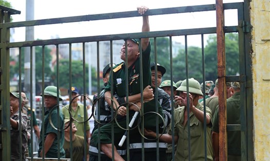Một người quá khích đòi trèo cổng vào trụ sở Liên đoàn bóng đá Việt Nam - VFF