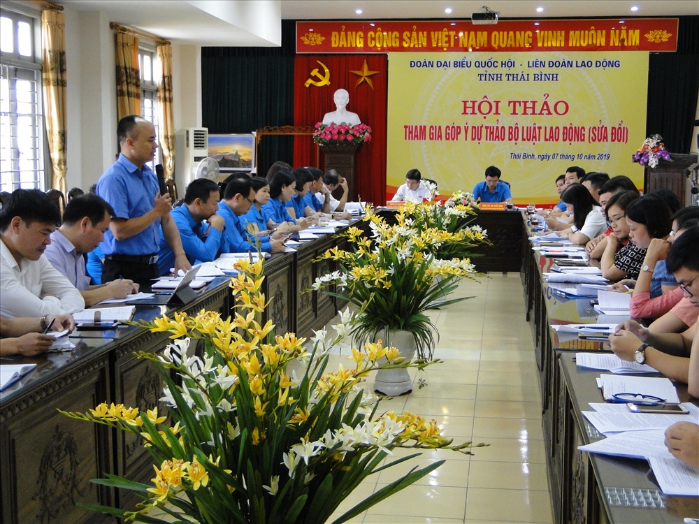 Lãnh đạo Công ty TNHH MTV Môi trường đô thị tỉnh tham gia đóng góp ý kiến vào dự thảo Luật lao động sửa đổi. Ảnh: B.Mạnh