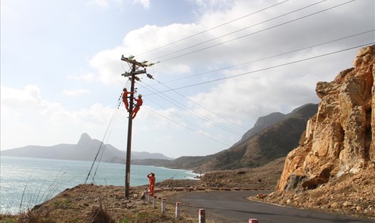 Thi công lưới điện tại huyện Côn Đảo