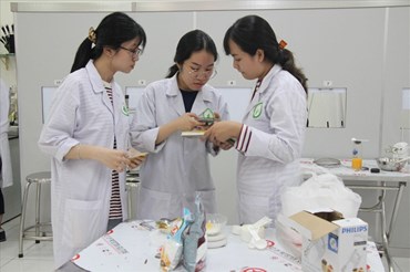 Toàn cầu hoá đem đến cơ hội làm việc cho các lao động có tay nghề cao. Ảnh minh hoạ: Sinh viên ĐH Quốc tế TPHCM thực hành trong phòng thí nghiệm.