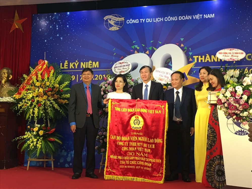 Phó chủ tịch Tổng Liên đoàn Lao động Phan Văn Anh trao tặng Bức trướng cho lãnh đạo Công ty.
