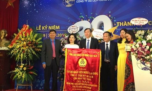 Phó chủ tịch Tổng Liên đoàn Lao động Phan Văn Anh trao tặng Bức trướng cho lãnh đạo Công ty.