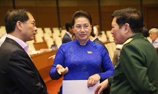 Chủ tịch Quốc hội Nguyễn Thị Kim Ngân trao đổi với các đại biểu bên lề phiên họp sáng 31.10. Ảnh: QH