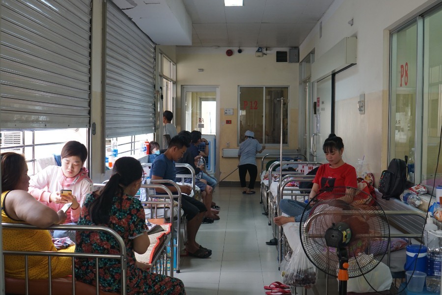 Bệnh viện Nhiệt Đới TPHCM quá tải vì sốt xuất huyết, bệnh nhân nằm hành lang.