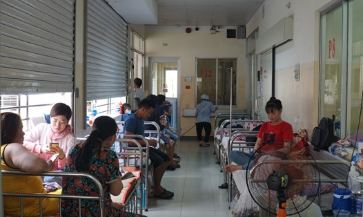 Bệnh viện Nhiệt Đới TPHCM quá tải vì sốt xuất huyết, bệnh nhân nằm hành lang.