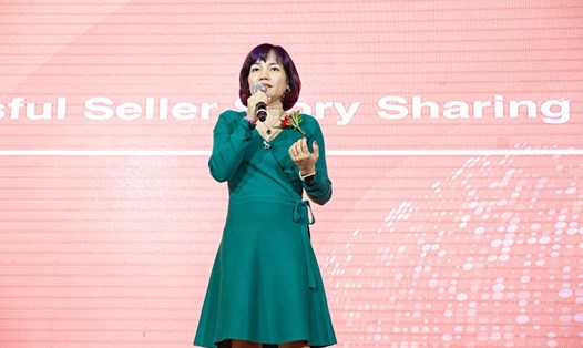 Bà Trần Bảo Ngọc chia sẻ kinh nghiệm xuất khẩu hàng hóa ra nước ngoài thông qua nền tảng thương mại điện tử (ảnh: B.A.T).