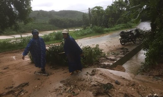 Hoàn lưu bão số 5 Matmo khiến nhiều ngôi nhà bị sập, hư hỏng, ngập nước, nhiều tuyến đường giao thông bị hư hỏng. Ảnh: Phùng Long