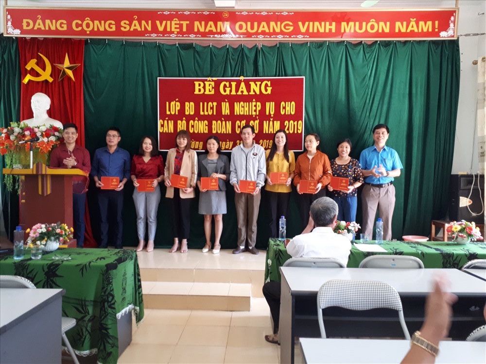 Đồng chí Nguyễn Văn Tuấn – Chủ tịch LĐLĐ huyện trao Giấy Chứng nhận hoàn thành lớp Bồi dưỡng cho các học viên.