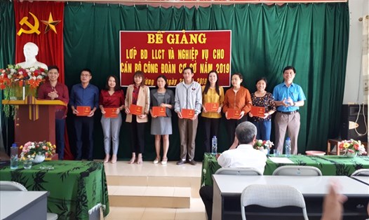 Đồng chí Nguyễn Văn Tuấn – Chủ tịch LĐLĐ huyện trao Giấy Chứng nhận hoàn thành lớp Bồi dưỡng cho các học viên.