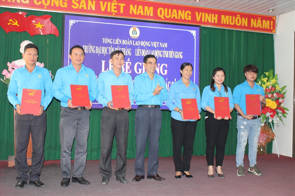 Chủ tịch LĐLĐ tỉnh Tiền Giang - ông Trương Văn Hiền - trao Chứng chỉ tốt nghiệp cho các học viên. Ảnh: K.Q