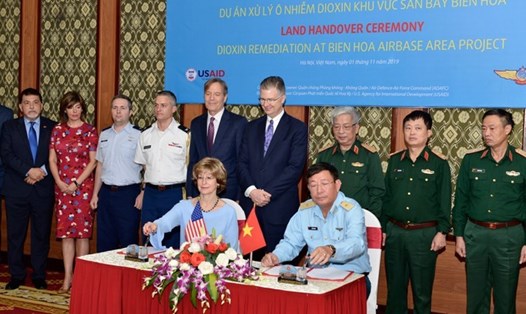 Lễ bàn giao 37 hecta đất sân bay Biên Hòa để tẩy độc dioxin. Ảnh: USAID