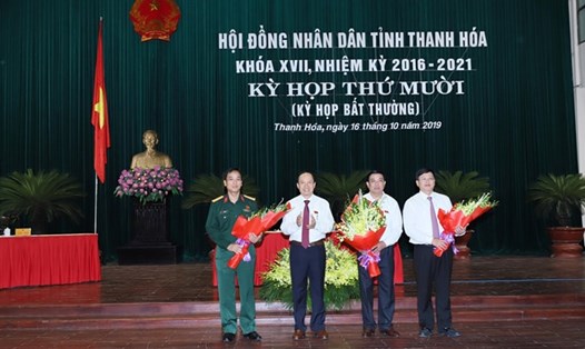 Bí thư Tỉnh ủy, Chủ tịch HĐND tỉnh Trịnh Văn Chiến tặng hoa chúc mừng ông Mai Xuân Liêm (ngoài cùng bên phải). Ảnh: VGP