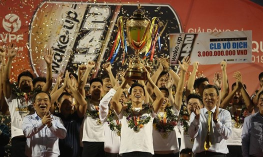 Văn Quyết nâng Cúp Vô địch V.League 2019. Ảnh: HOÀI THU
