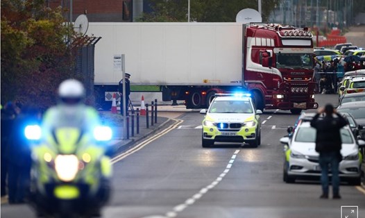 Cảnh sát di chuyển xe container phát hiện 39 thi thể ở Grays, hạt Essex. Ảnh: Reuters.