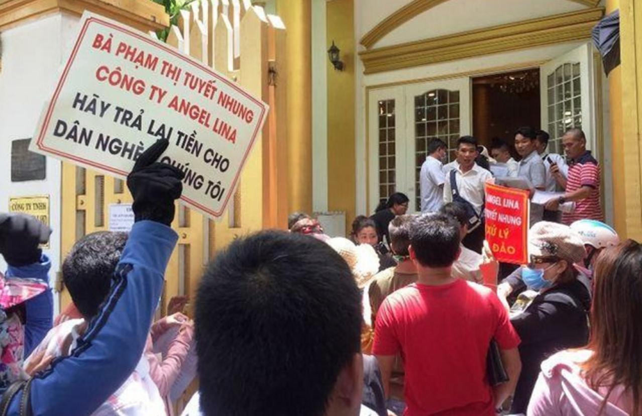 Người dân kéo đến trụ sở công ty Angel Lina đòi trả lại tiền vì mua phải dự án "ma". Ảnh BD.